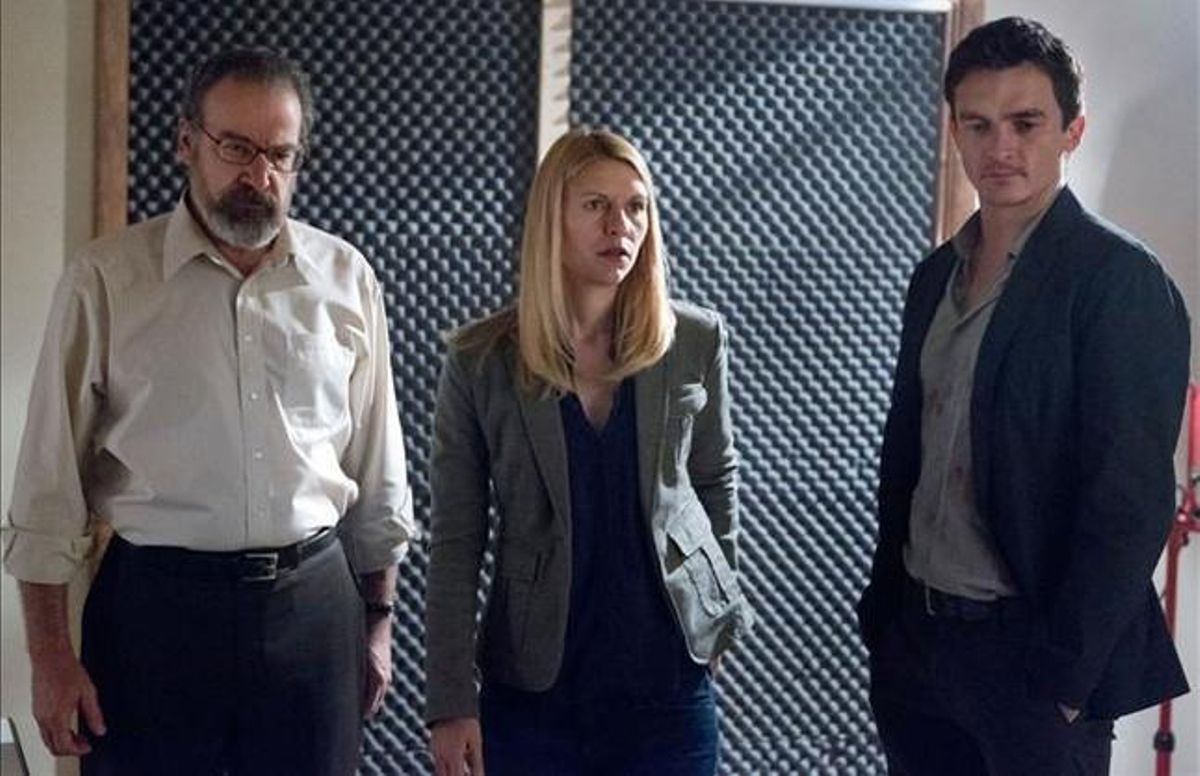 Mandy Patinkin, Claire Danes i Rupert Friend, en la tercera temporada de Homeland. Mandy Patinkin, Claire Danes i Rupert Friend, en la tercera temporada de Homeland.