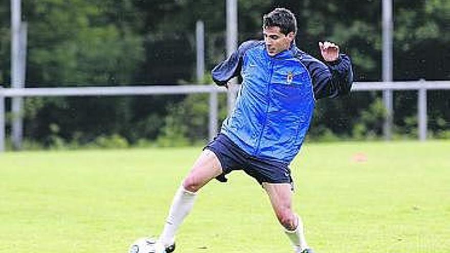 Rubén González controla el balón en un entrenamiento.