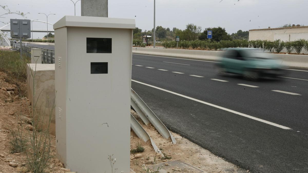 Radar de tráfico ubicado en una carretera secundaria.