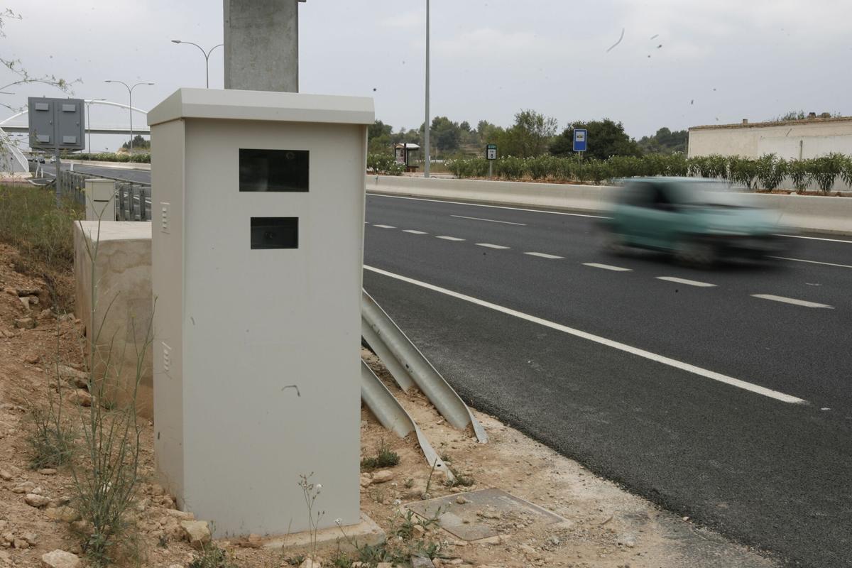 Radar de tráfico ubicado en una carretera secundaria.