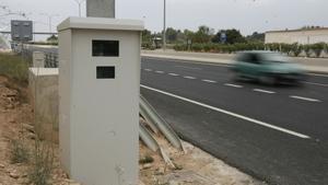 Radar de tráfico ubicado en una carretera secundaria.