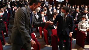 El presidente del Gobierno, Pedro Sánchez, y el ’president’ de la Generalitat, Pere Aragonès, se saludan en el acto de entrega de la medalla conmemorativa de Foment del Treball, el pasado 7 de junio en Barcelona. 