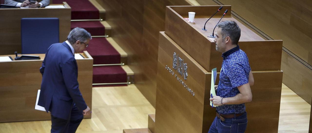 El diputado de Compromís, Gerard Fullana, se cruza con el conseller José Antonio Rovira, este juves.