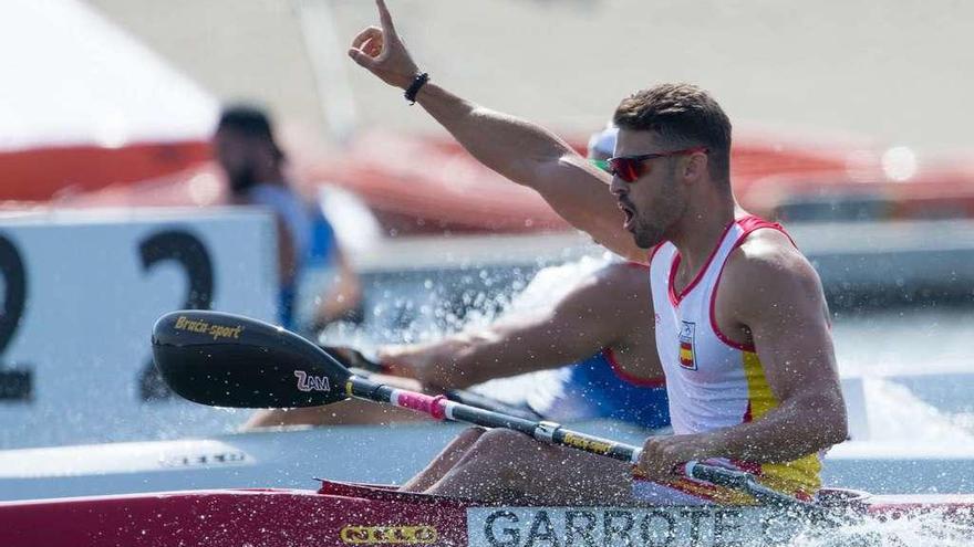 Carlos Garrote celebra en la piragua su triunfo en la final del K-1 200 metros de los Juegos Mediterráneos 2018.