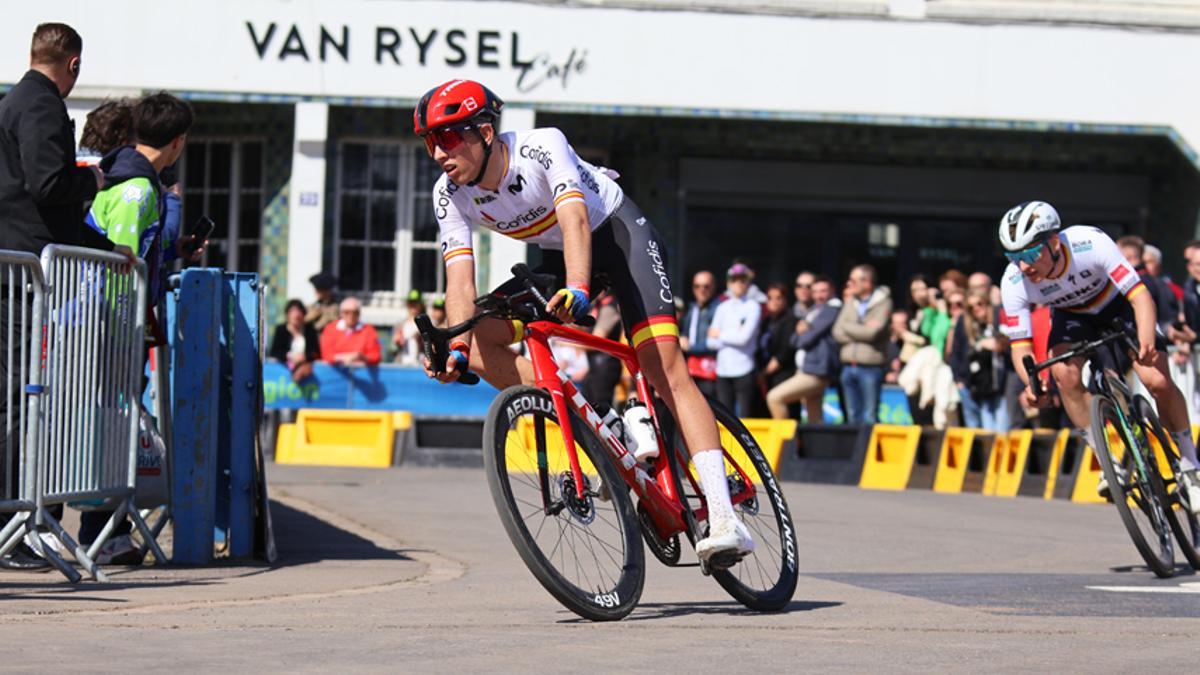 Héctor Álvarez brilla entrando en el Top10 de la París-Roubaix júnior con la Selección Española.