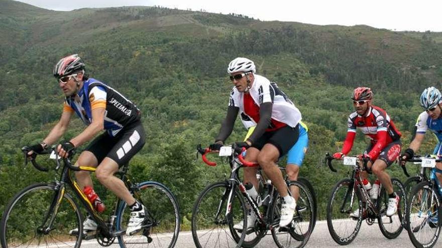 Indurain, en el centro, durante la Clásica Álvaro Pino.  // FdV