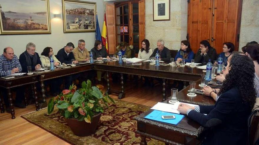 Pleno municipal celebrado ayer en el concello de Poio. // Rafa Vázquez