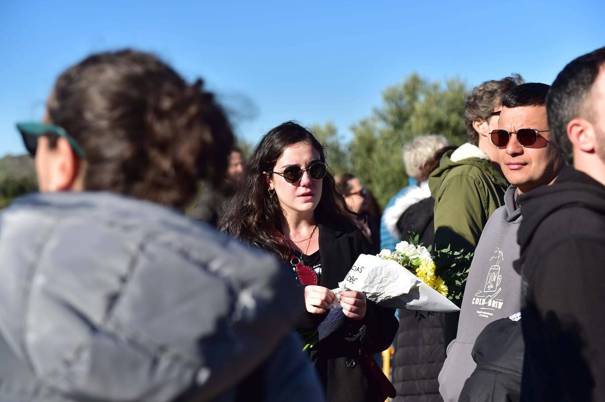 Asistentes al homenaje póstumo a Robe Iniesta, cantante y compositor de Extremoduro, en el Palacio de Congresos de Plasencia, su ciudad natal. Plasencia, 14 de diciembre de 2025. Fotografía de Toni Gudiel.