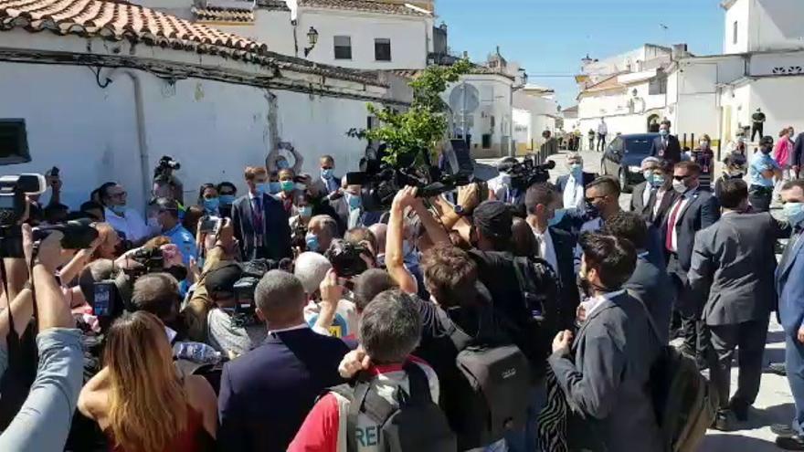 El Rey y las autoridades se saltan el protocolo para saludar a unos vecinos de Elvas