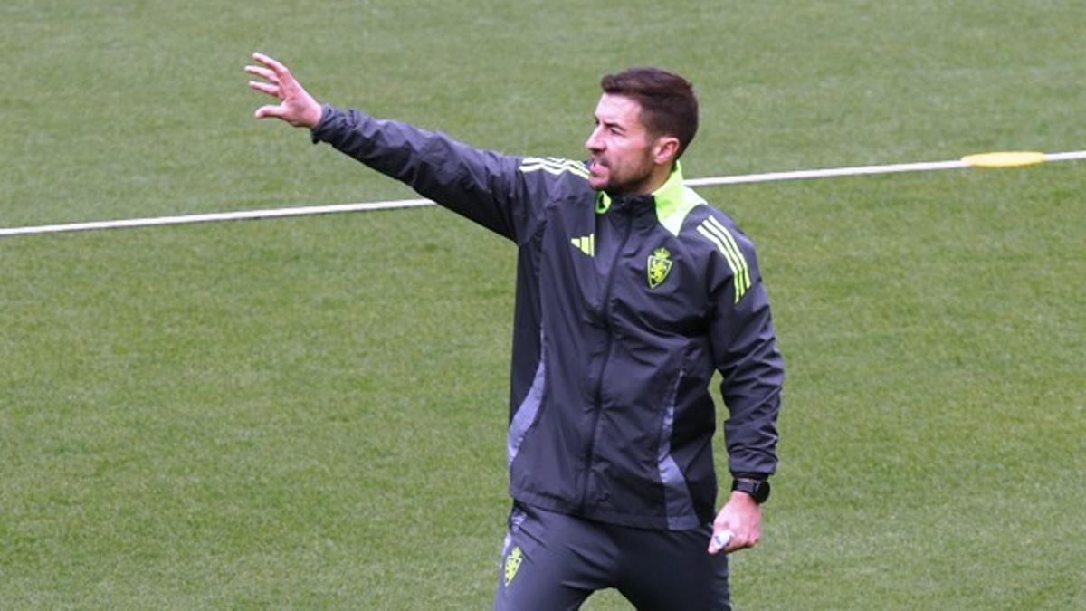 Gabi Fernández da instrucciones a sus jugadores en un entrenamiento en La Romareda.