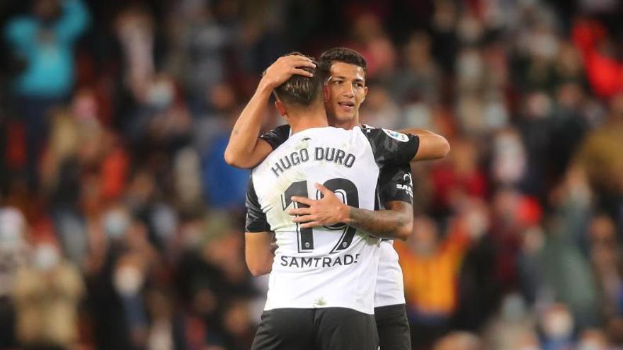 El atacante valencianista Hugo Duro celebrando el tanto del empate contra el Atlético de Madrid | EUROPA PRESS