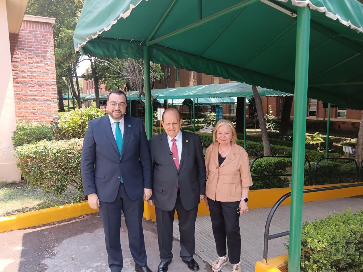 Barbón, Daniel Suárez y María Antonia Fernández Felgueroso, en el Hospital Español