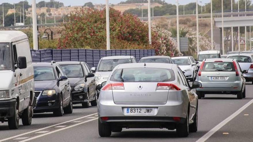 Imagen de una retención a la altura del cementerio de Torrevieja, donde han desaparecido las vallas de separación con la carretera.