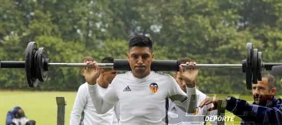 La plantilla entrena bajo la lluvia con el 'shock'