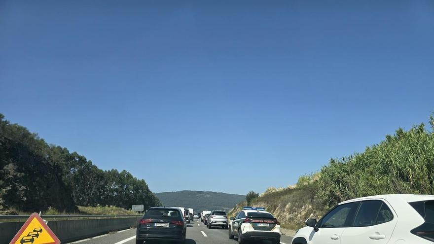 Retenciones en la Autovía do Morrazo a las playas debido al corte de un carril por las obras de conservación del viaducto en Meira