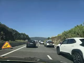 Retenciones en la Autovía do Morrazo a las playas debido al corte de un carril por las obras de conservación del viaducto en Meira