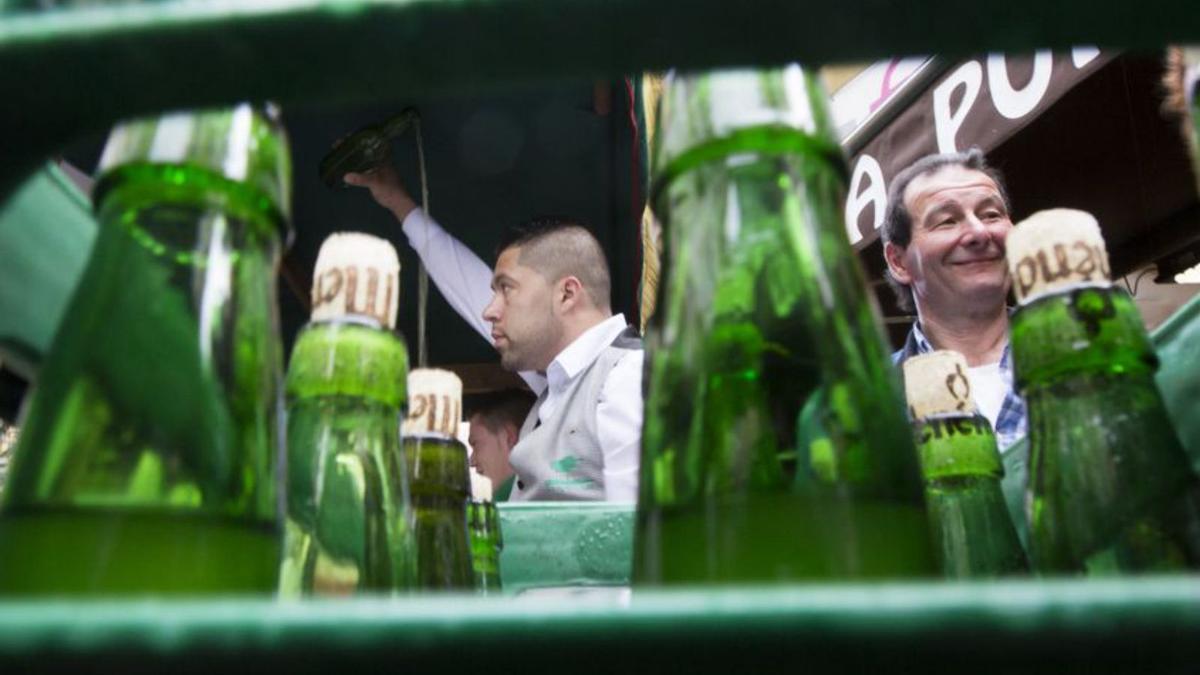 Ambiente en una sidrería de Gascona.