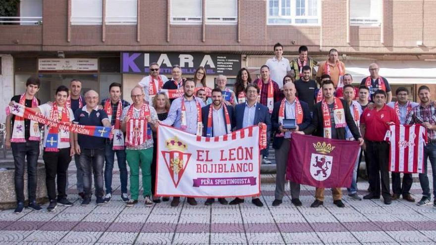 Los integrantes de la peña El León Rojiblanco durante los actos de su aniversario.