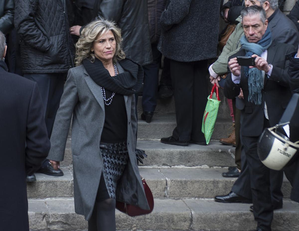 La periodista Júlia Otero surt, aquest dilluns, de la basílica de la Concepció després del funeral de l’editor José Manuel Lara.