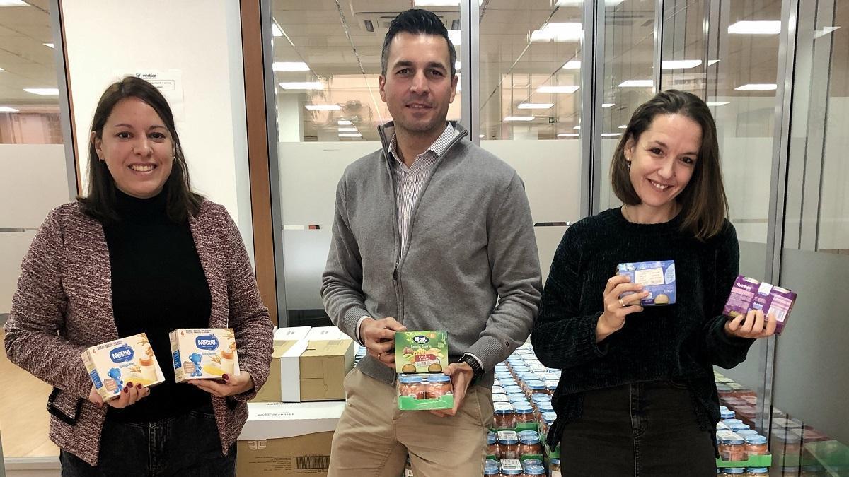 Wendy Lahiton, José Buzón y Cristina Cruzado muestran potitos que ya han sido donados a la campaña del Grupo Vértice.