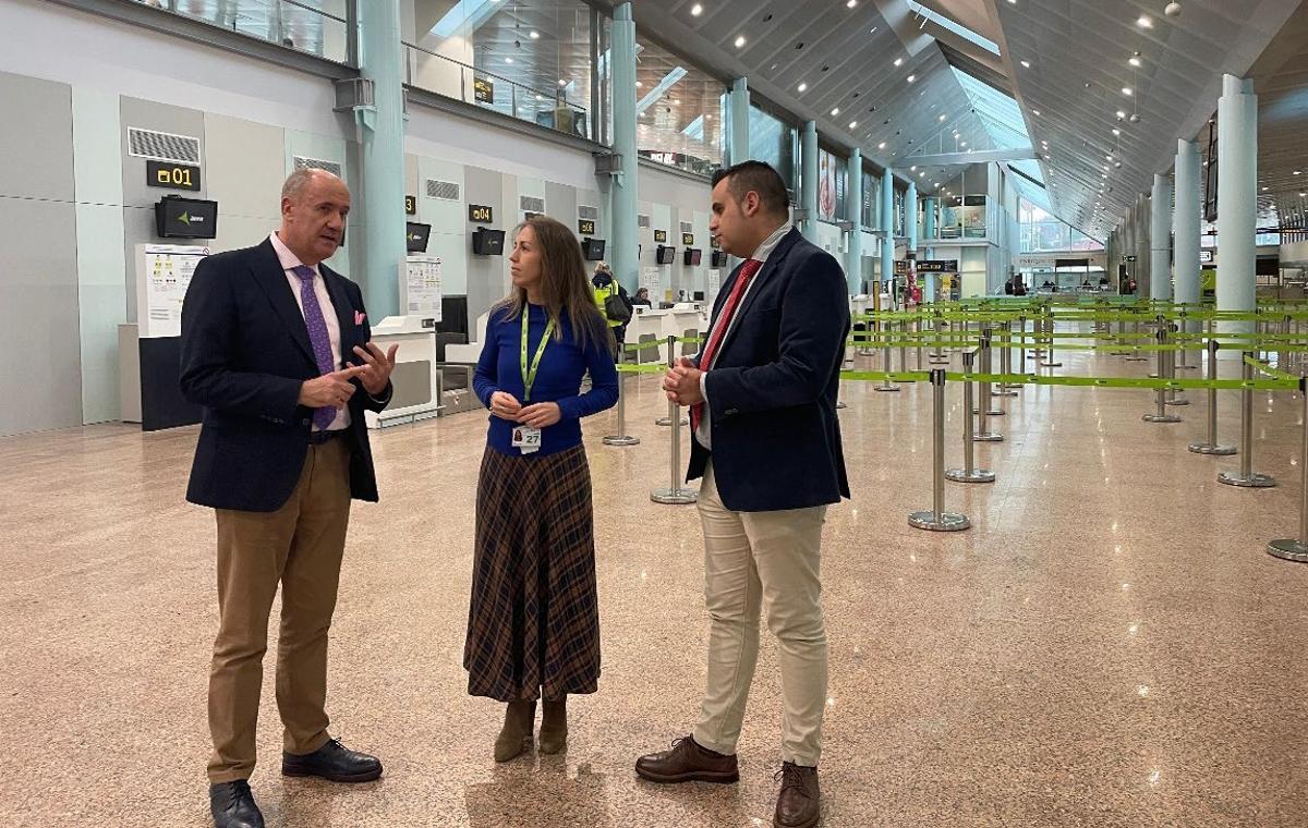 La directora del aeropuerto de Vigo, Ana Molés, con el director de Travelmaker, Severino Marínez y Rodrigo Lagoa, director del departamento vacacional.