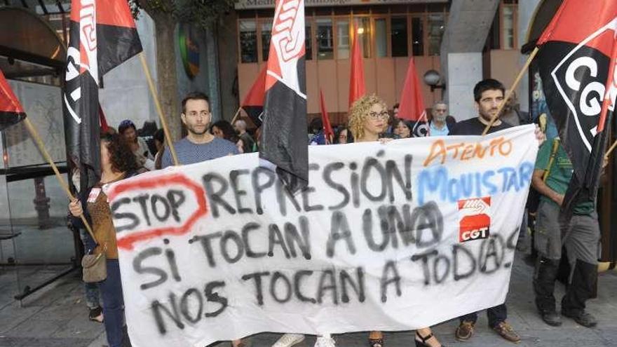 Atento protesta contra el expediente a dos delegadas de la CGT