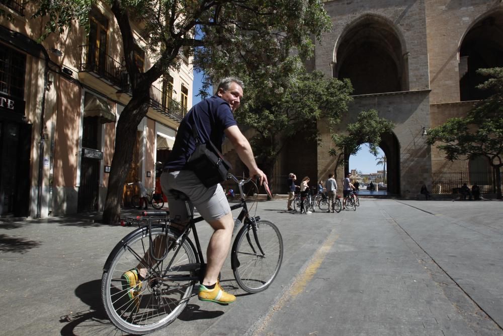 Bicis y peatones toman la calle Serranos.