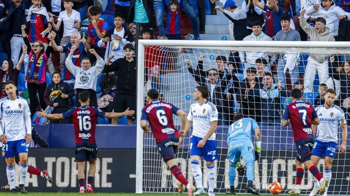 Moya, Guti y Calero, tras el primer gol del Levante.
