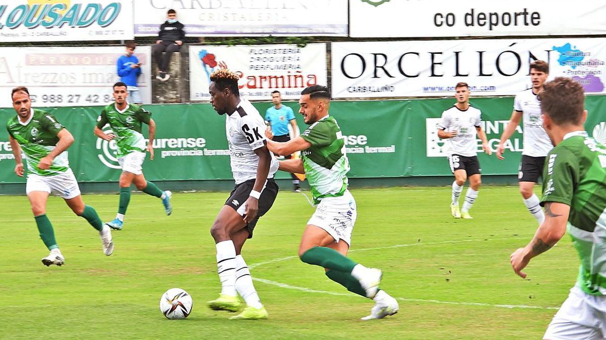 Renan Zanelli buscando recuperar un balón robado por Liam. |  // FERNANDO CASANOVA