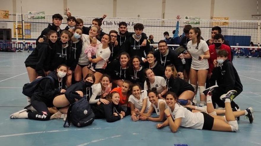 Componentes de las selecciones cordobesas cadetes y juveniles de voleibol.