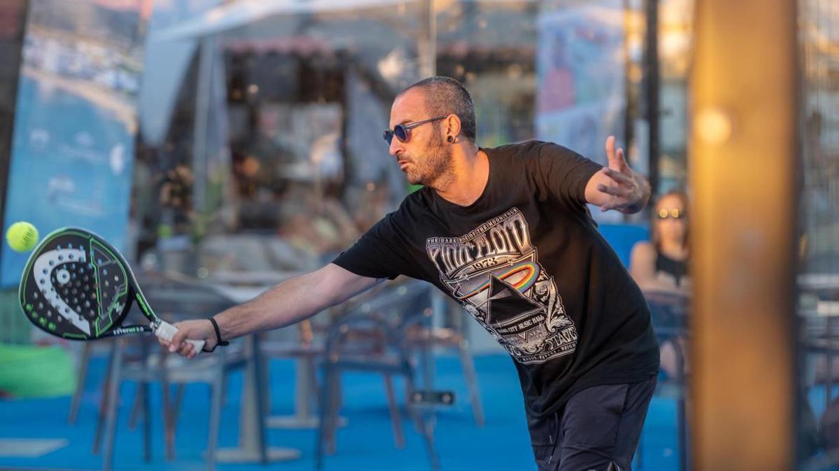 Jugador en el I Torneo de pádel en Ibiza.
