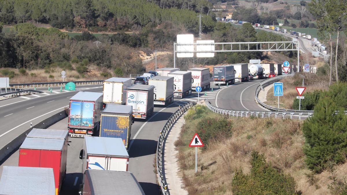 Camions aturats a l’N-II al seu pas per Vilademuls a causa de la protesta de la pagesia que ha tallat l’autopista i la nacional a Pontós