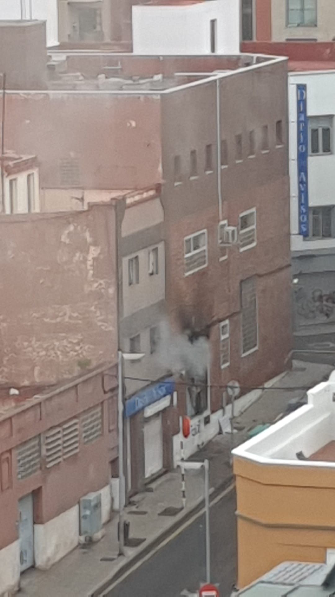 Voraz incendio en un edificio de la calle Salamanca de Santa Cruz de Tenerife