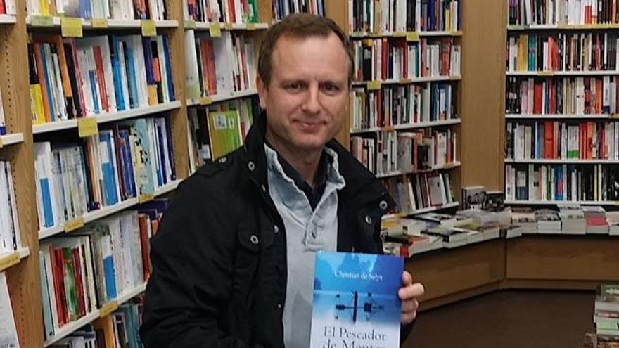 Christian de Selys con un ejemplar de su libro.