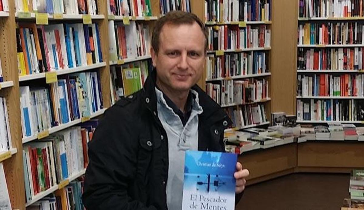 Christian de Selys con un ejemplar de su libro.