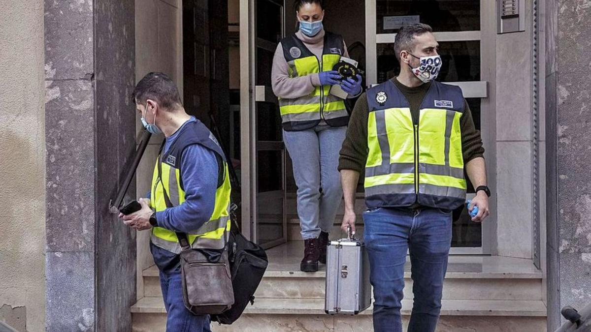 Policías  salen del edificio donde ocurrió la agresión.