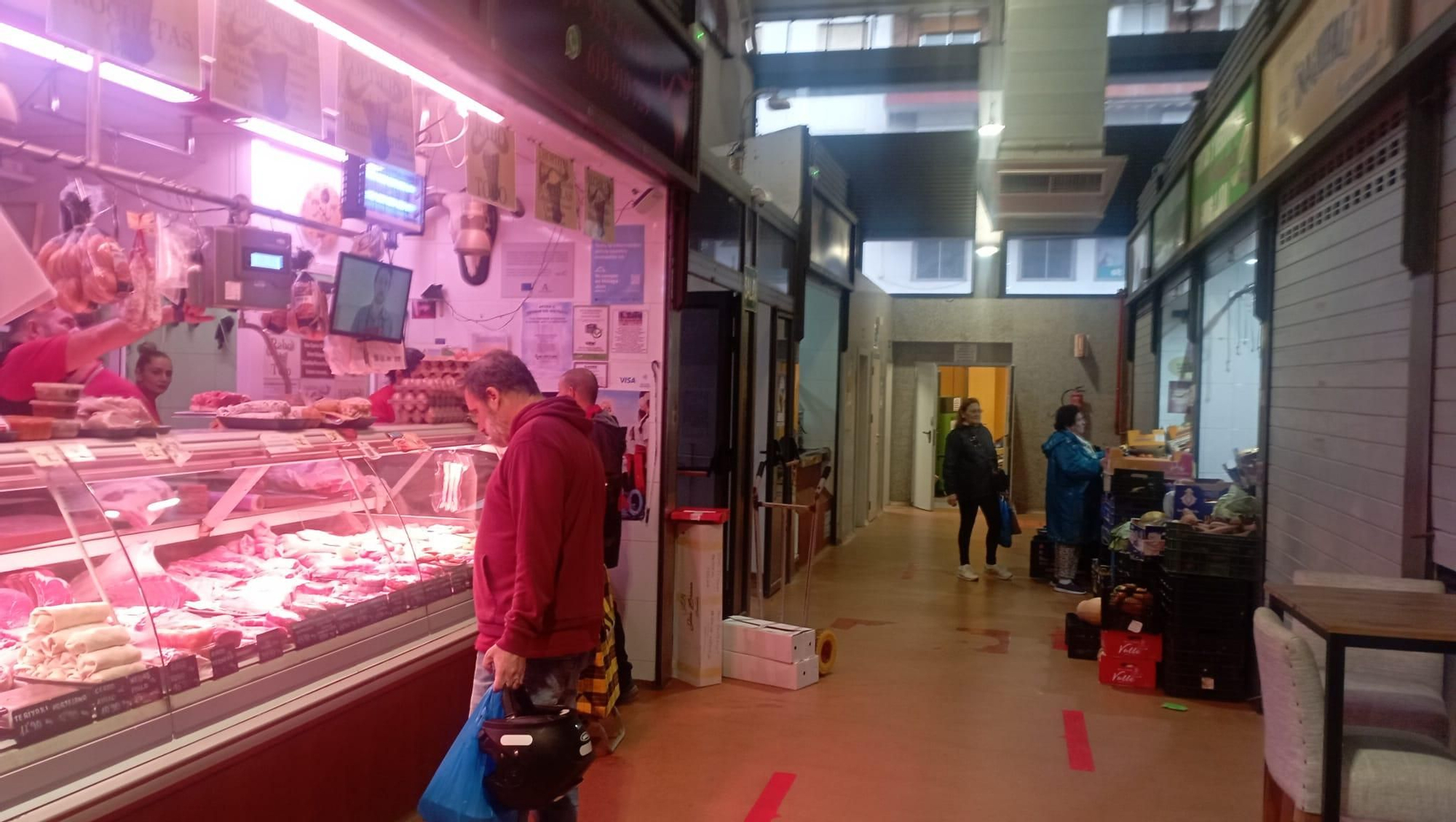 Mercado del Palo. La mitad de los puestos est� abierto.jpeg