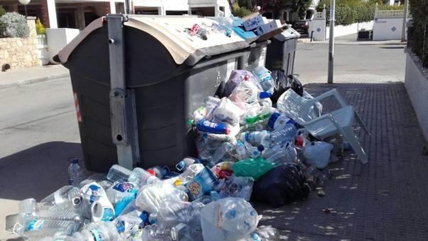 El PSOE critica  la acumulación  de basuras en Orihuela Costa
