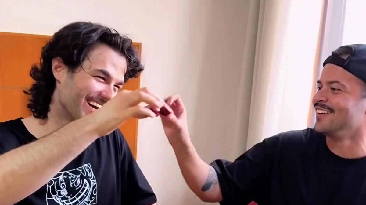 Peldanyos (i) junto a Damián Santos, probando el nuevo bombón del influencer