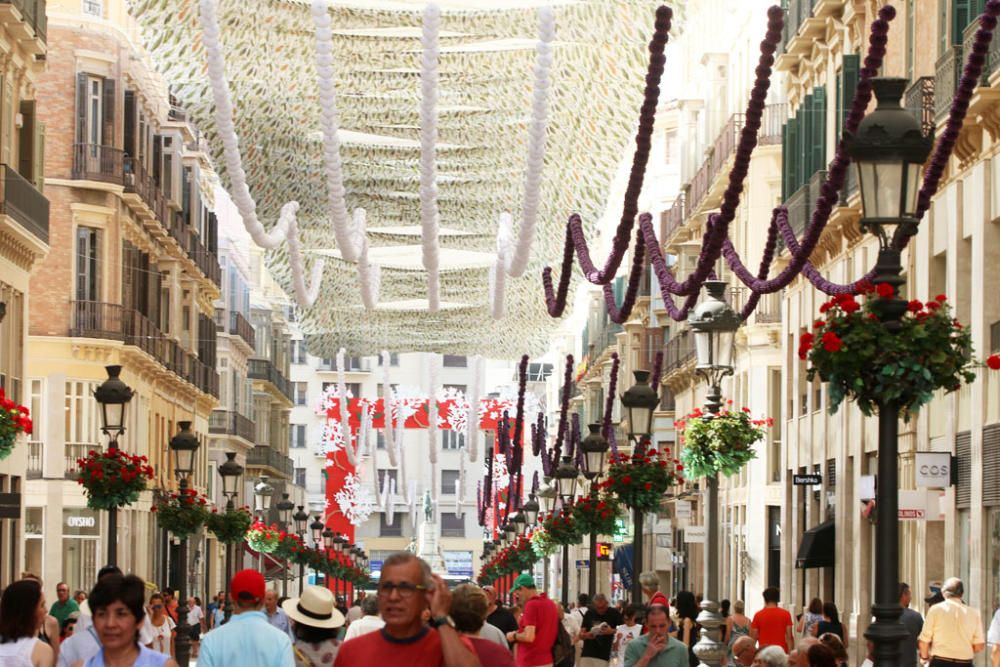 Bares, restaurantes y casetas del Centro Histórico de la ciudad se engalanan y abastecen en las horas previas al inicio de la Feria de Málaga