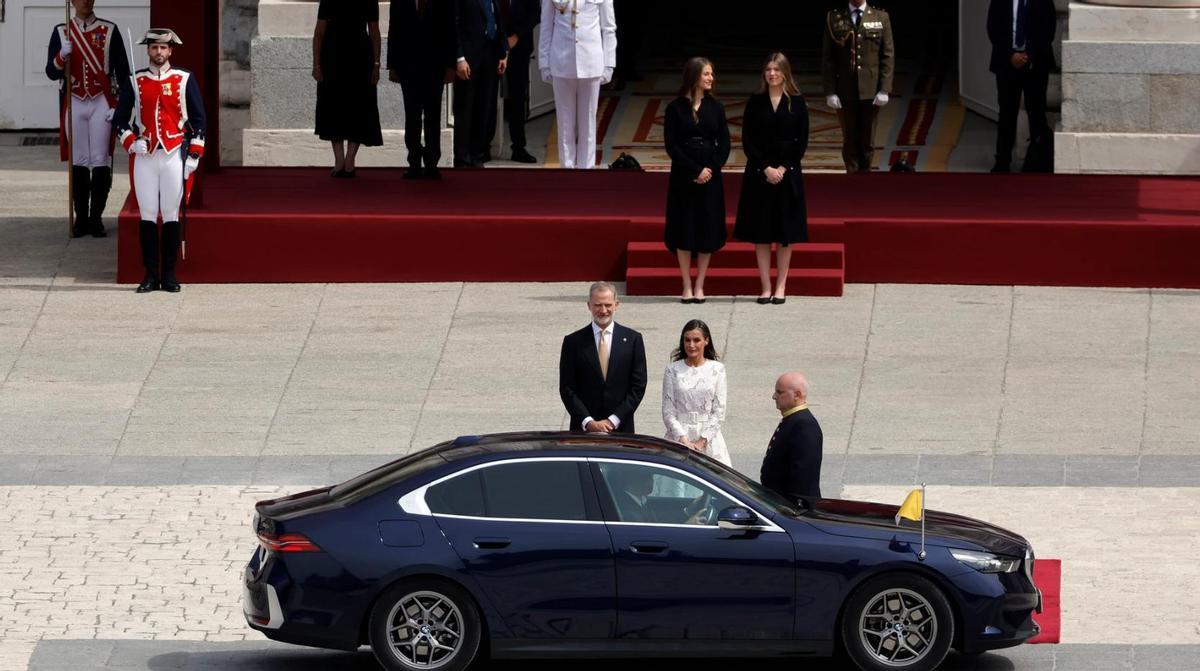 Los reyes, ante el coche del papa.