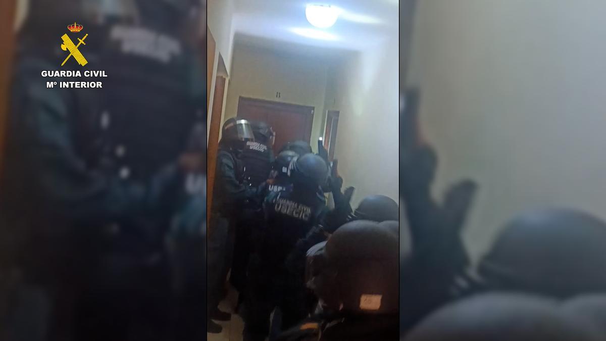 Entrada de los agentes en una vivienda.