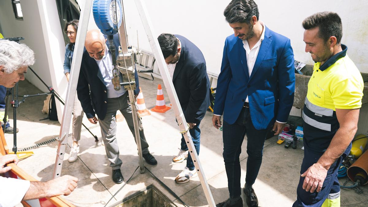 Responsables del Ayuntamiento de La Laguna y de Teidagua, durante el Día Mundial del Agua.