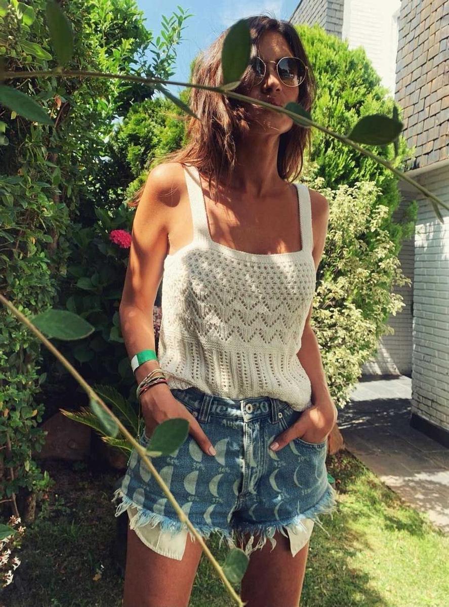 Sara Carbonero con top crochet de Slow Love y shorts vaqueros de Loewe