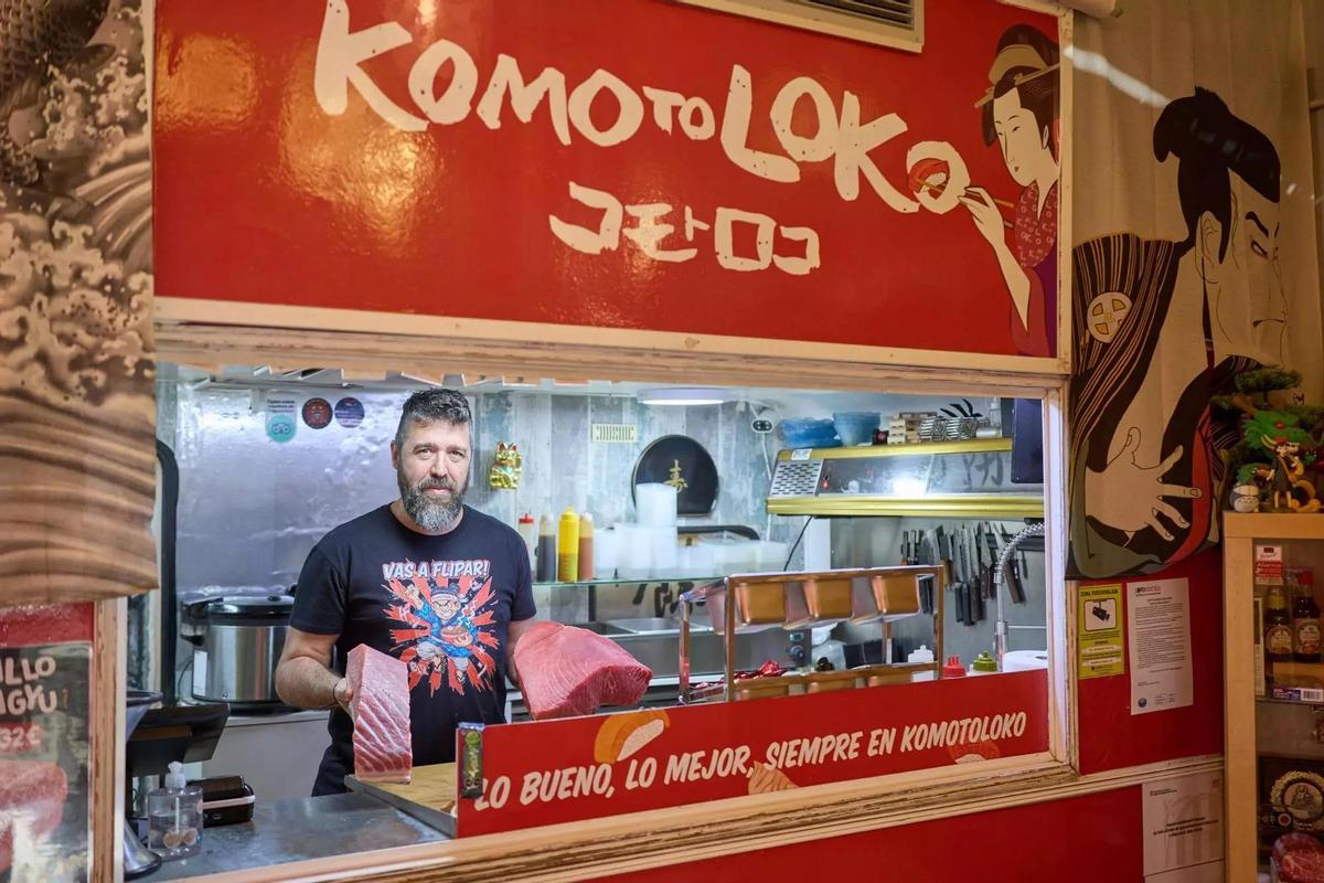 Aleix Costart muestra dos piezas de atún en la barra de su food truck