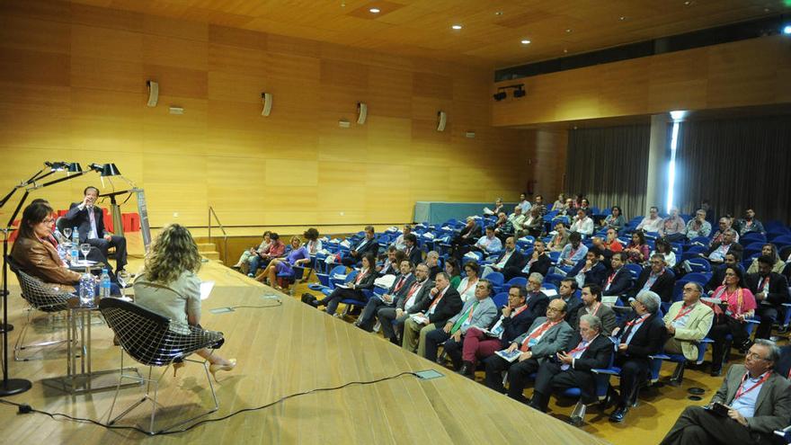 Los asistentes al AquaForum Murcia contemplan con atención la intervención de los ponentes del segundo panel del evento.