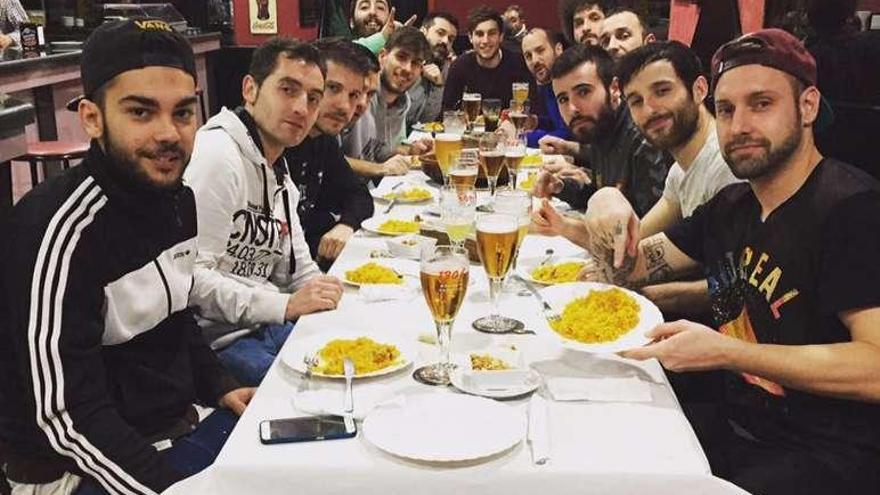 Una paella para hacer grupo | La plantilla unionista disfrutó de una paella para reponer fuerzas tras el entrenamiento de mitad de semana cortesía del Bar Milanés.