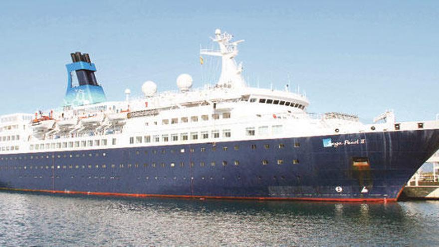 El buque Saga Pearl II, amarrado ayer en el dique largo del Port d´Alcúdia.