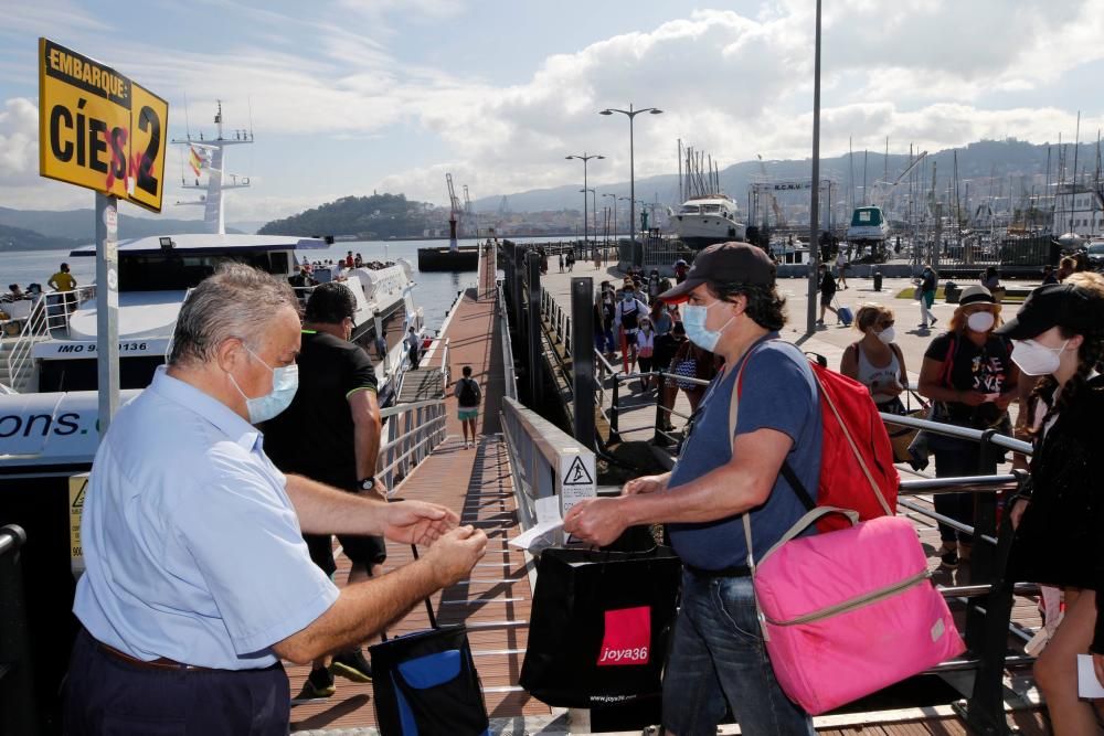 Cíes recibe a los primeros visitantes desde Vigo y Cangas. // Alba Villar | Santos Álvarez