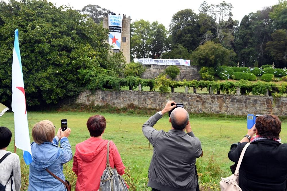 Militantes del BNG ocupan el pazo de Meirás en Sada